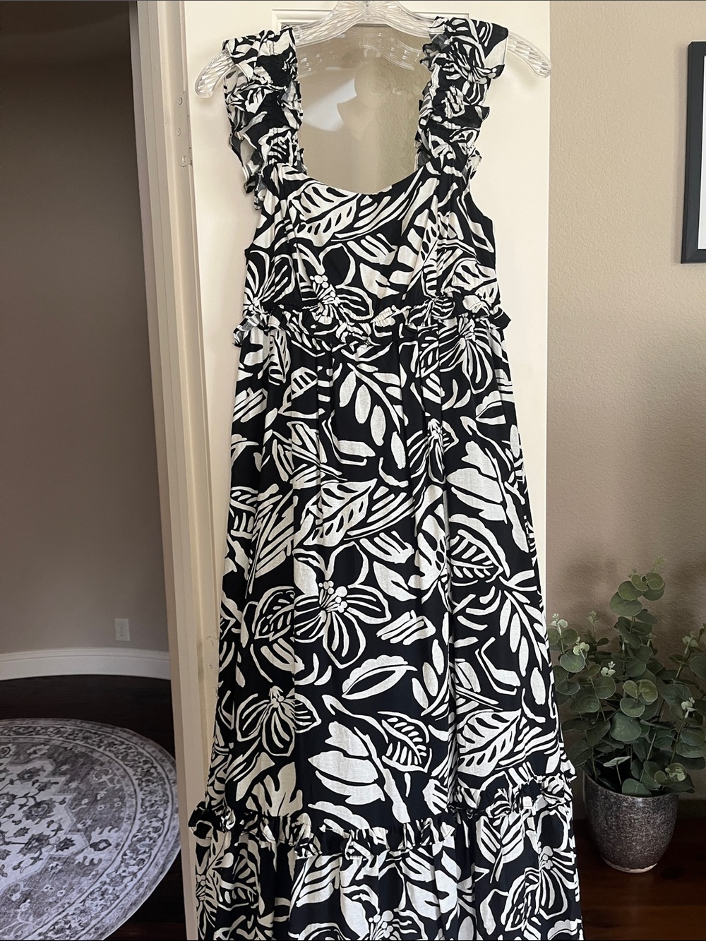 Blu Pepper Dress, Medium, Black, White, Tropical, Maxi, Ruffle Straps, Lined